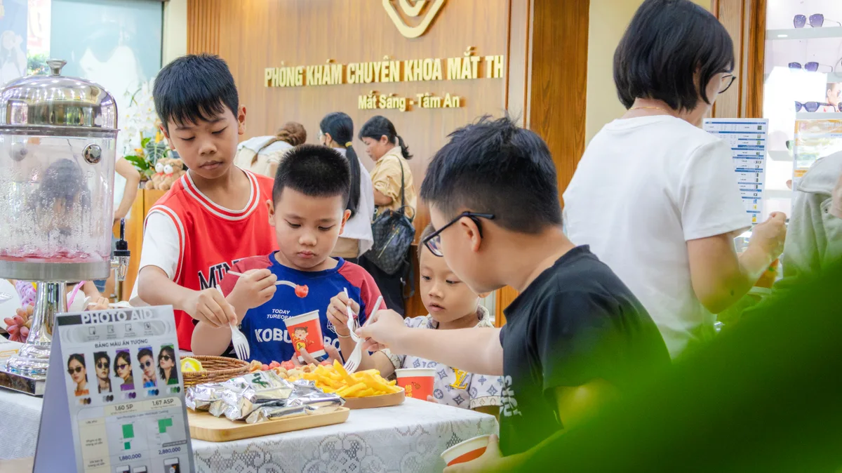 Cùng gia đình tìm chiếc kính phù hợp